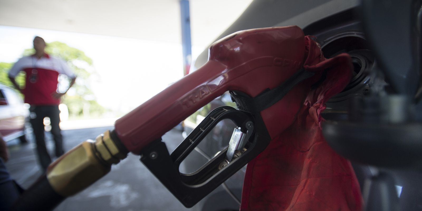 Governo adia fim do desconto na gasolina após alta do petróleo