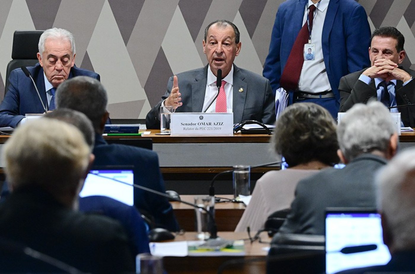 Fim da escala 6x1 é aprovado em comissão do Senado: o que muda para trabalhadores e empresas?