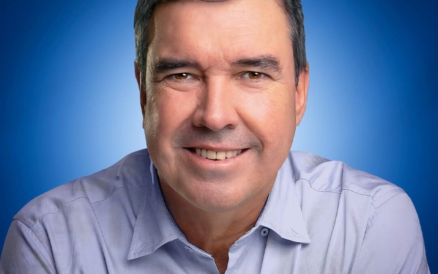 Eduardo Riedel é reeleito governador de MS com mais de 913 mil votos